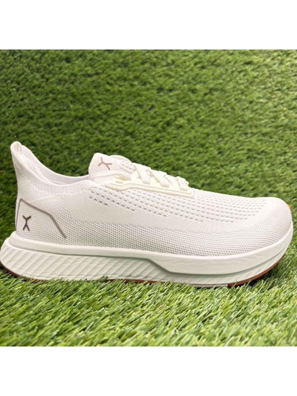 Flux Footwear Adapt Runner White Gum Womens Size 8 Athletic Knit Shoes Sneakers